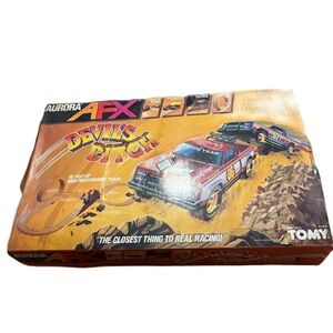 Vintage 1989 Aurora AFX Devil's Ditch Race Track Toys R Us W/ 2 Trucks